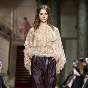 𝒁𝑰𝑴𝑴𝑬𝑹𝑴𝑨𝑵𝑵 ILLUSTRATION Lantern Sleeve Lace Top